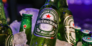 Close-up van Heineken Original Pure Malt Lager flessen op ijs bij de Heineken Experience Amsterdam