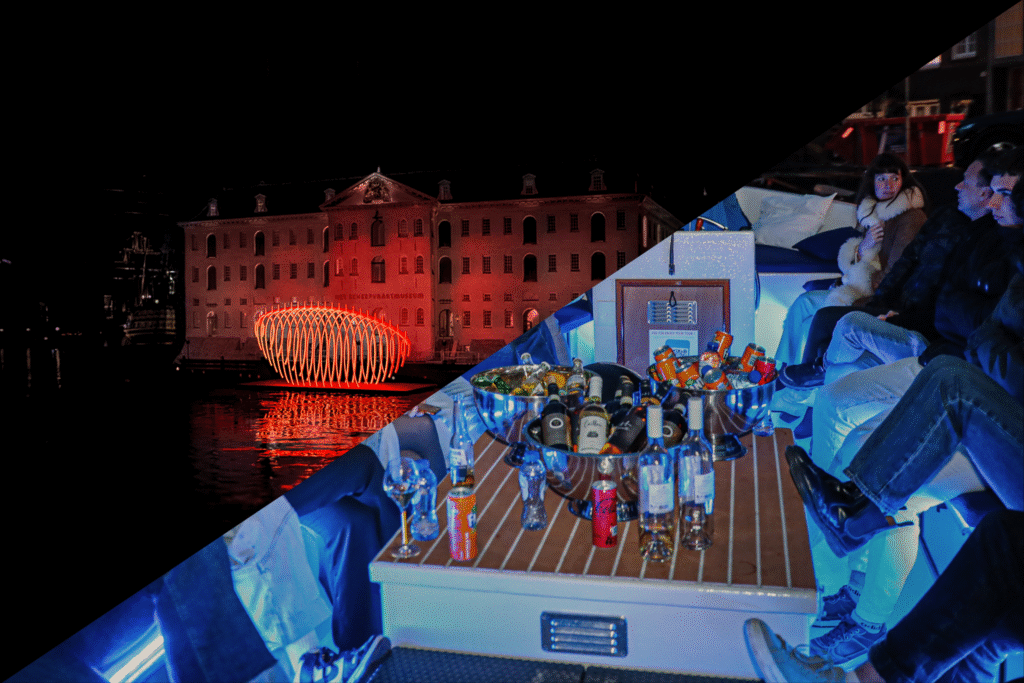 Blije gasten tijdens prachtige amsterdam light festival cruise met drankjes