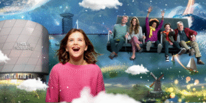 Bezoekers zweven boven Nederland tijdens de 5D-flight experience van THIS IS HOLLAND Amsterdam, met realistische bewegingen, geluid en wind.